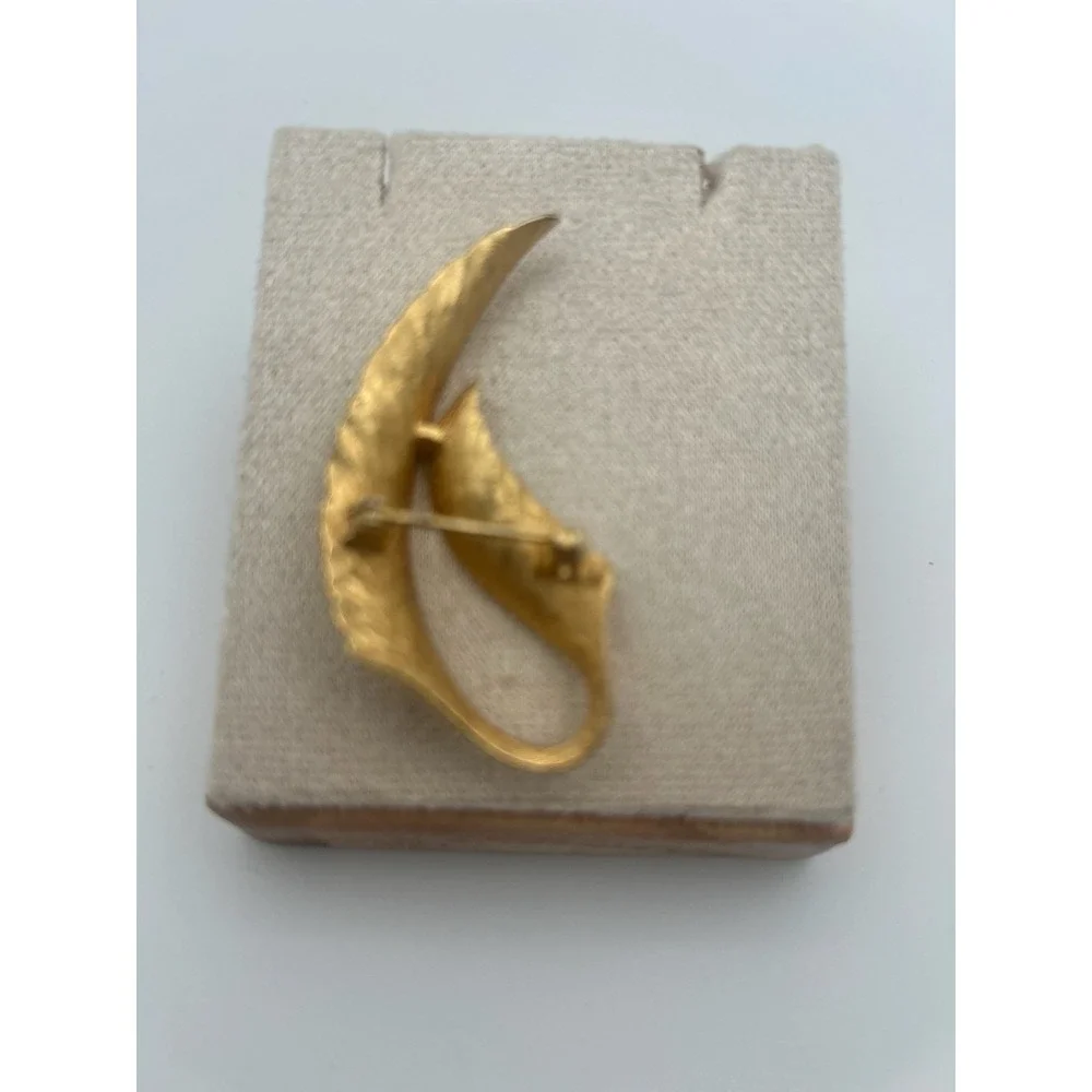 Vintage Brooch Gold Tone Leaf Elegant Curved Mid-Century Pin‎ Feather